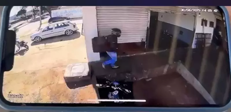 Homem é baleado em Ceilândia: suspeito foge em moto furtada, segundo PMDF
