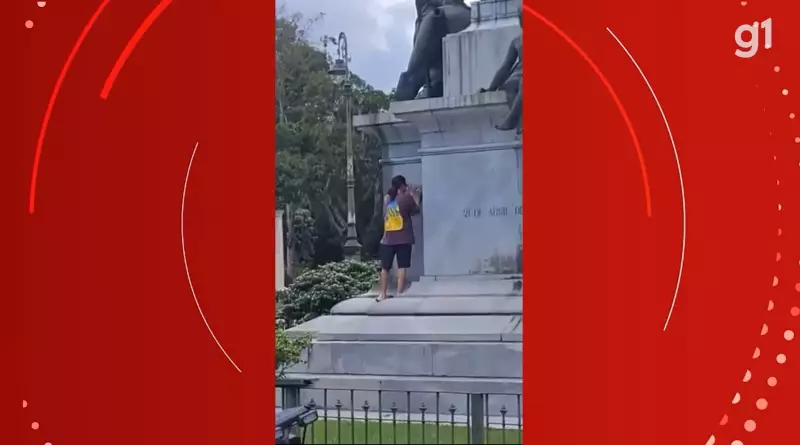 Homem é detido e obrigado a apagar pichação na Praça da República, em Belém
