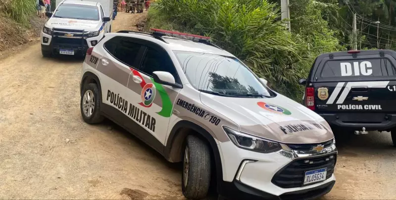 Homem é encontrado morto dentro de carro em Rio dos Cedros: desavença antiga pode ser a causa