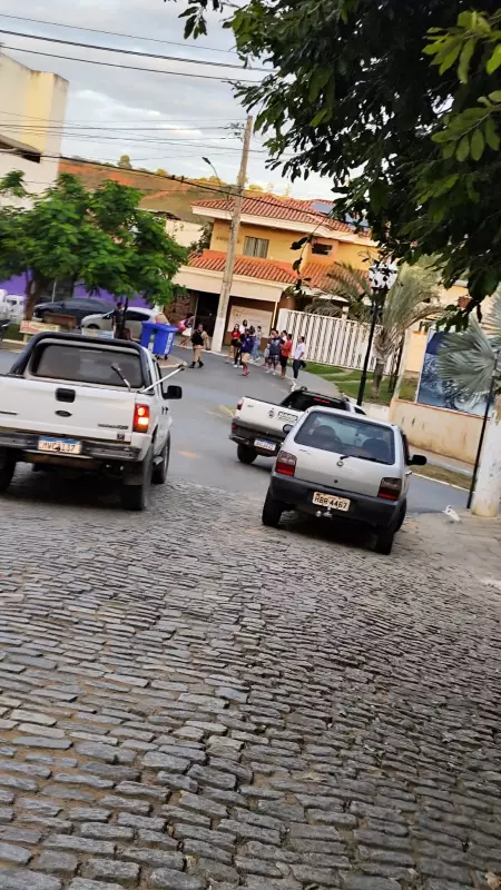 Homem é esfaqueado pelas costas após briga em sorveteria no interior de Minas