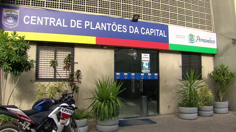 Homem é executado a tiros e corpo abandonado em frente à delegacia no Recife