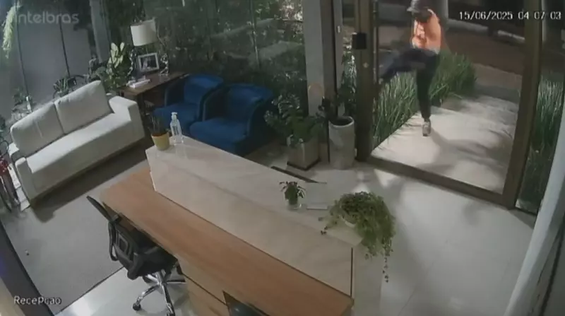 Homem é filmado chutando portas de comércios em tentativas de furto em Campinas; assista ao vídeo
