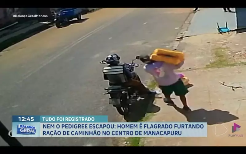 Homem é flagrado furtando ração de caminhão no centro de Manacapuru: veja detalhes
