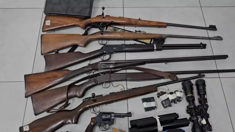 Homem é multado em R$ 4 mil por guardar arsenal com fuzil de elite e armas estrangeiras em MG