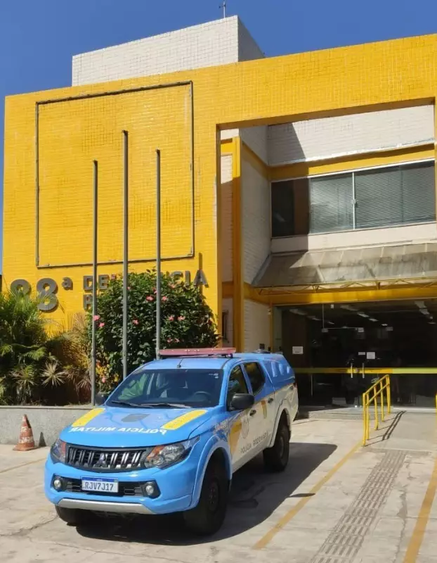 Homem é preso após agredir companheira com taco de sinuca em Barra do Piraí