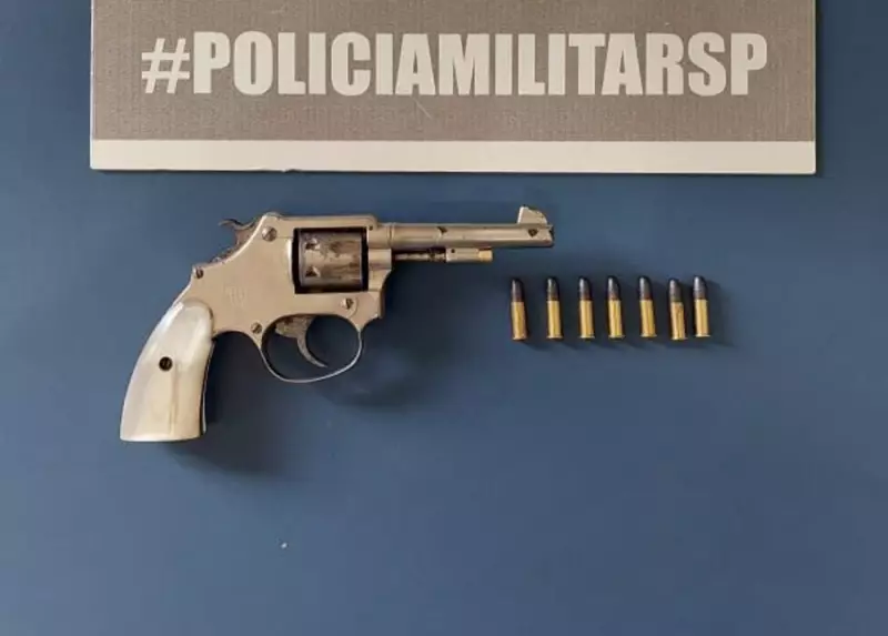 Homem é preso após ameaçar família com faca e arma de fogo e tentar fugir pelo telhado em Osvaldo Cruz