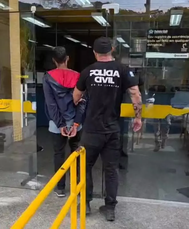 Homem é preso durante protesto em frente à delegacia de Nova Friburgo: entenda o caso
