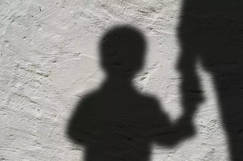Homem é preso em Arapiraca por agredir criança e esposa grávida: caso choca moradores