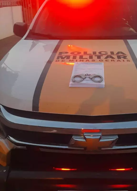 Homem é preso em blitz e confessa estar foragido por roubar arma de agente de segurança