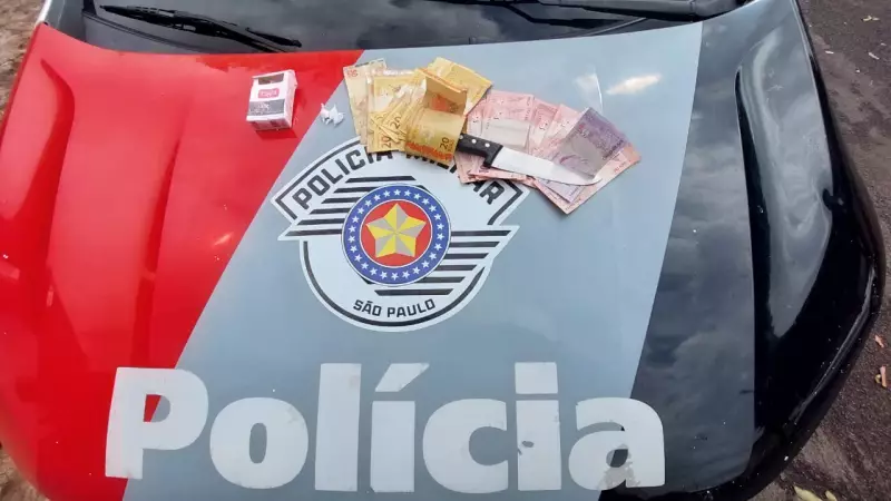 Homem é preso em flagrante ao roubar quitanda em Osvaldo Cruz usando capa de chuva e capacete