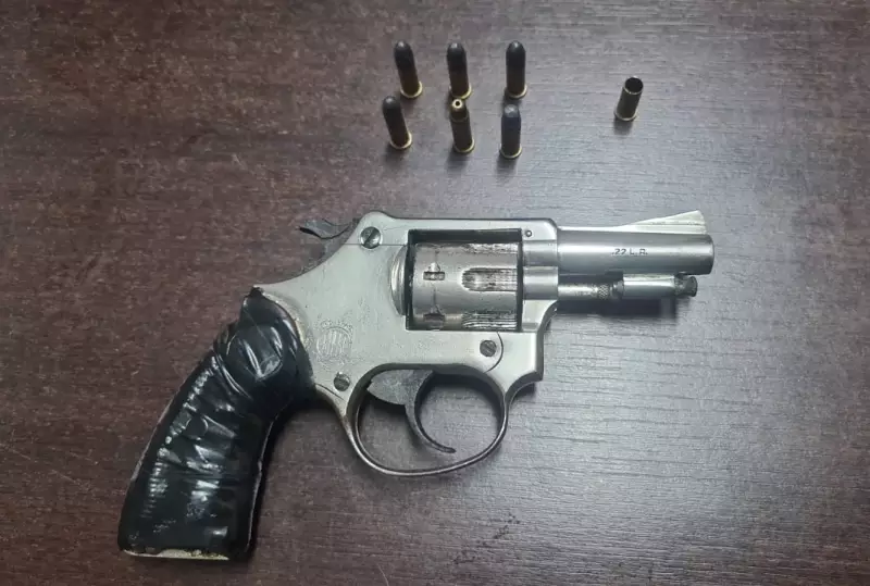 Homem é preso por porte ilegal de arma após tentar escondê-la em telhado em Presidente Prudente