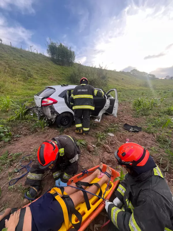 Homem é resgatado após carro despencar de ribanceira em São José dos Campos