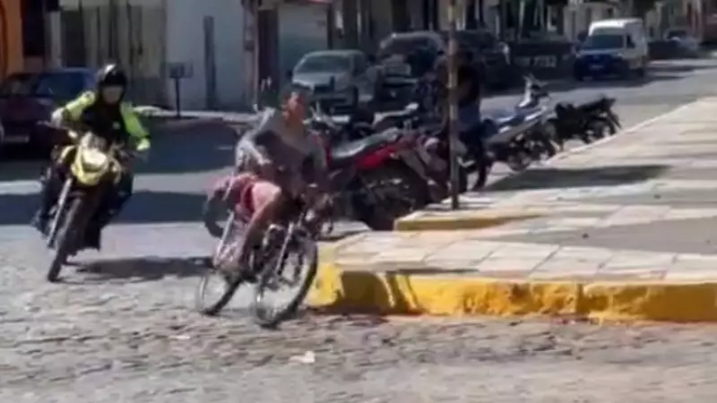 Homem em bicicleta motorizada desafia agentes e perseguição viraliza na web em Barbalha