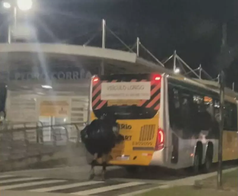 Homem em patins surpreende ao pegar carona em ônibus do BRT no Rio de Janeiro