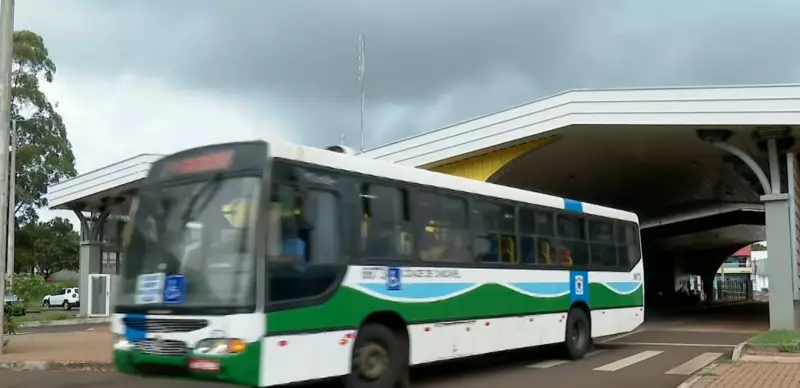 Homem em situação de rua rouba ônibus em Cascavel, faz paradas e é preso