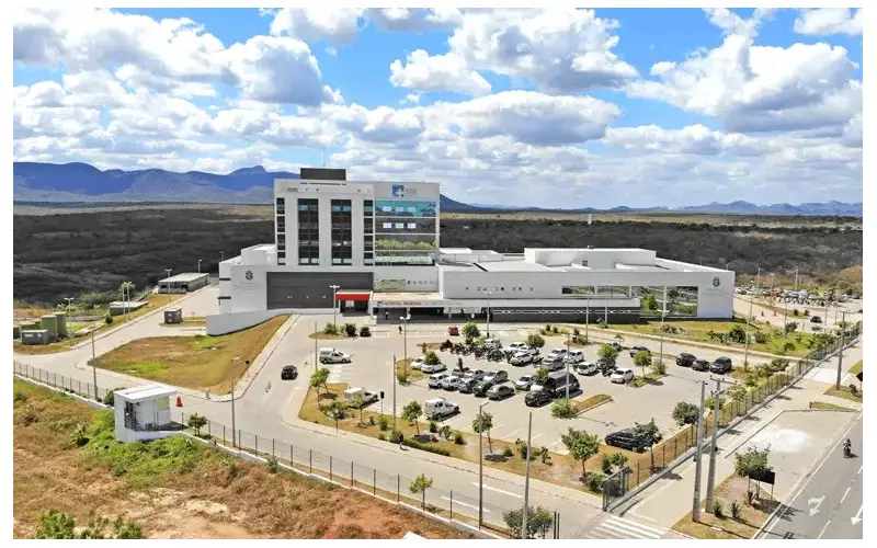 Homem em surto psicótico detona bomba caseira dentro de hospital no Ceará: pânico e feridos