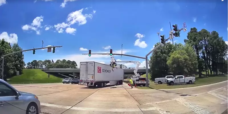 Homem fica pendurado de cabeça para baixo após ser atingido por carreta durante manutenção de semáforo nos EUA | Vídeo chocante
