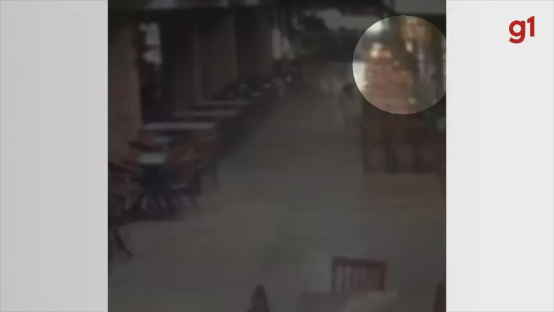Homem mata mulher a facadas em restaurante de complexo comercial; câmera flagra crime