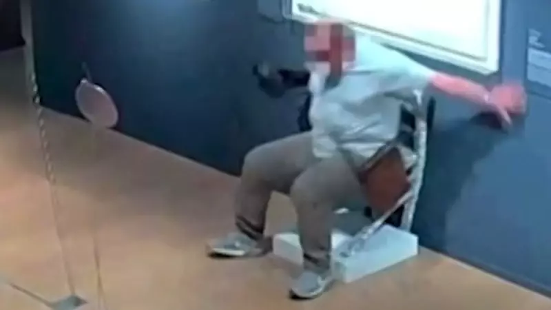 Homem quebra cadeira de cristais em museu na Itália e é denunciado — veja o vídeo