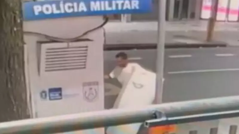Homem rouba geladeira de cabine da PM em Ipanema: veja o vídeo chocante!