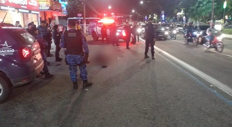 Homicídio choca população em frente à Praça do Centenário, em Maceió