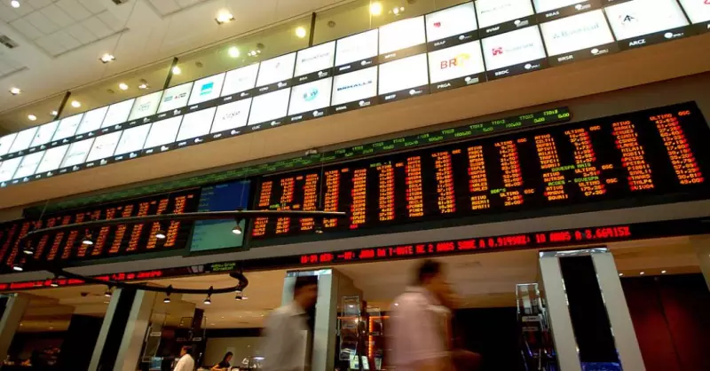 Ibovespa despenca e dólar sobe após decisão do Copom e tensão fiscal no radar
