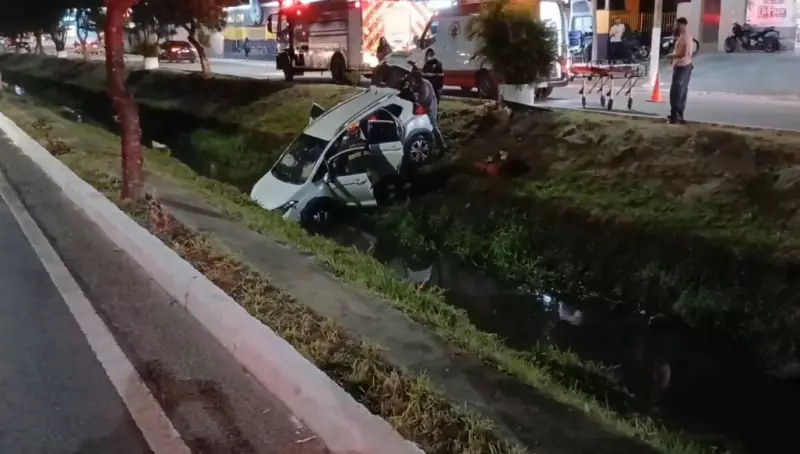 Idosa de 70 anos se fere gravemente após carro cair em córrego em Caçapava, SP