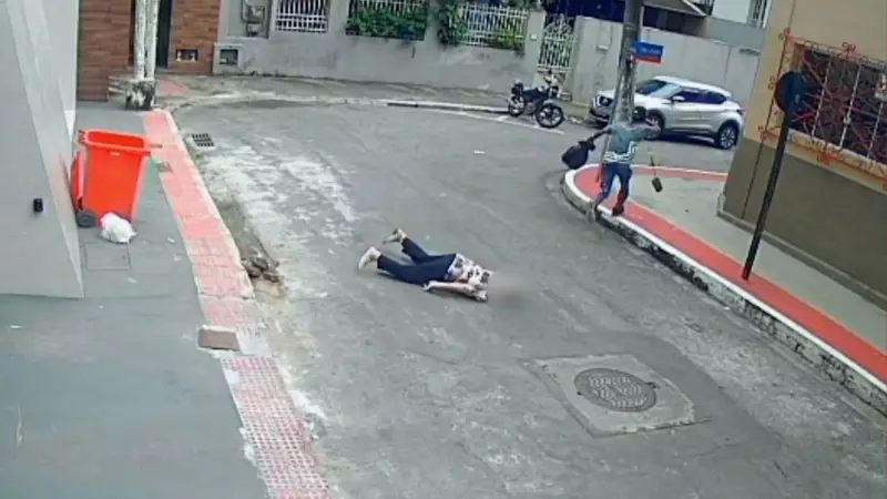 Idosa de 93 anos é derrubada durante assalto em Vitória: veja o vídeo chocante