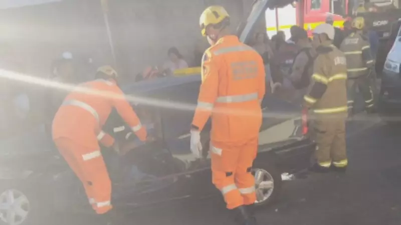 Idosa de 95 anos e motorista ficam presos às ferragens após colisão com ônibus em MG