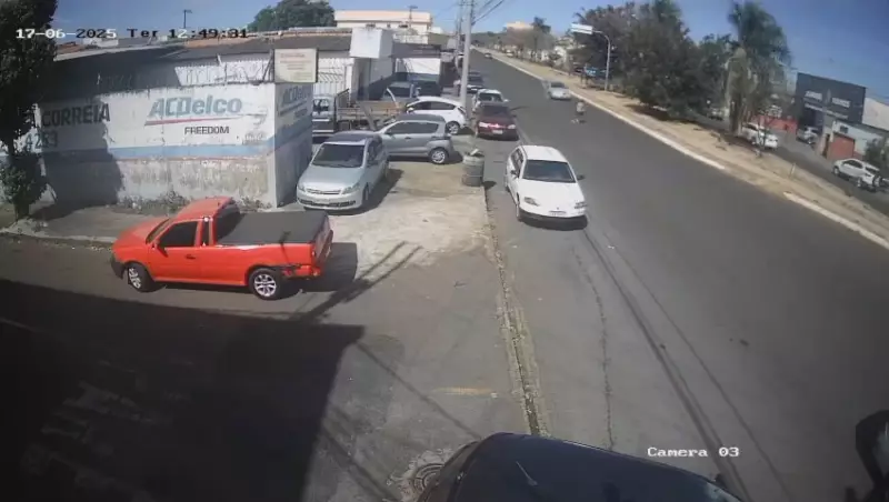 Idosa é arremessada ao ar após ser atropelada ao tentar atravessar avenida em Uberlândia — Veja o vídeo chocante