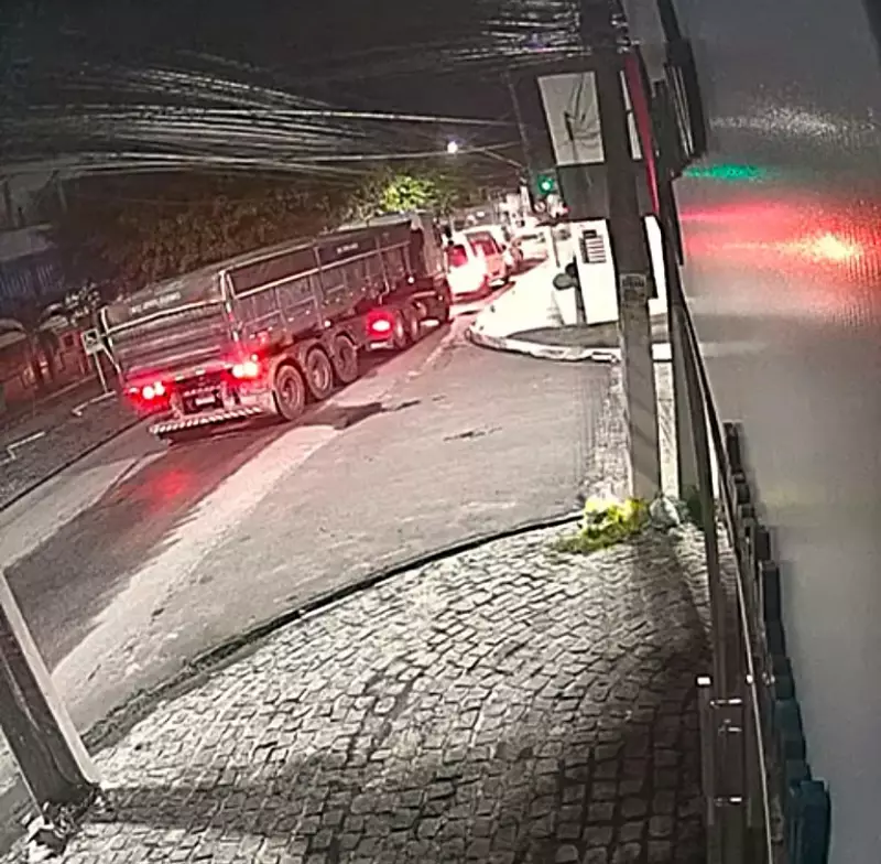 Idosa morre atropelada por carreta em Maceió: polícia busca motorista