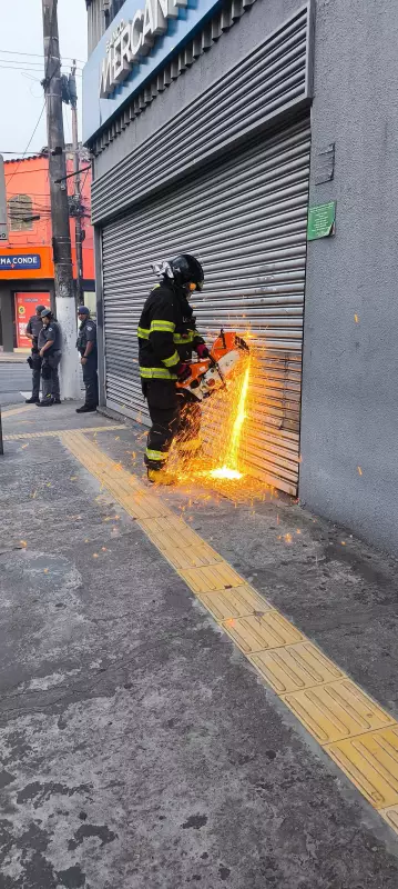 Idosas ficam presas por quase 1 hora dentro de agência bancária em Caraguatatuba — Saiba o que aconteceu