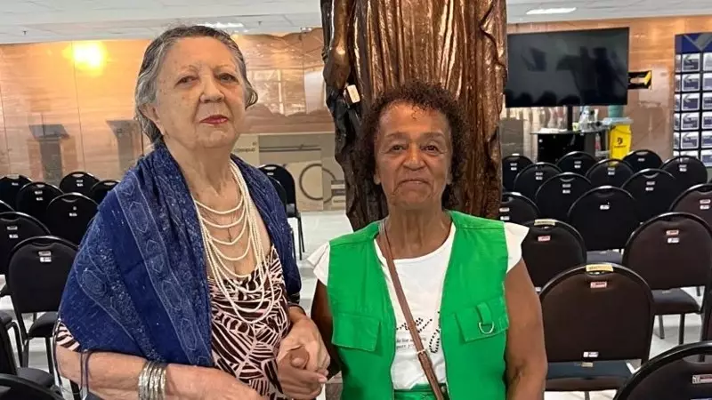 Idosas resistem à demolição e vivem em prédio abandonado no Ceará