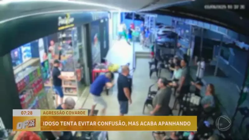 Idoso é agredido em briga dentro de distribuidora de bebidas no DF — veja o vídeo