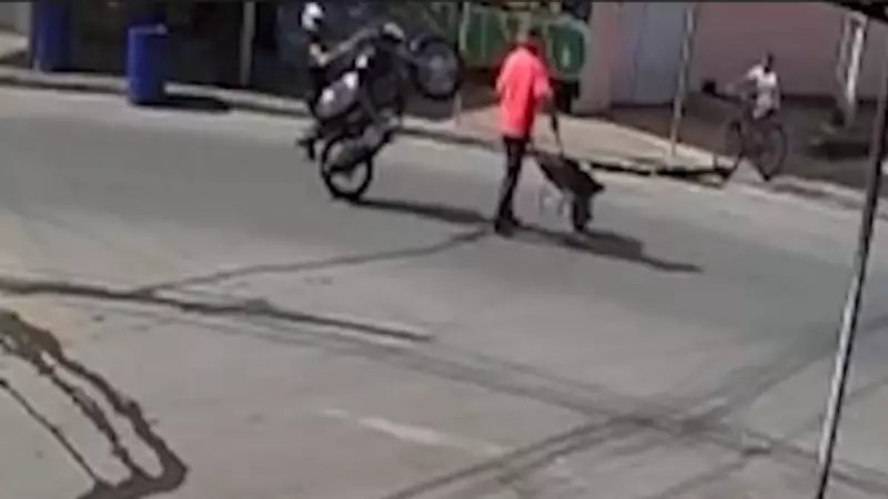 Idoso é atropelado por motociclista que empinava moto em Montes Claros (MG) — Veja o vídeo chocante!