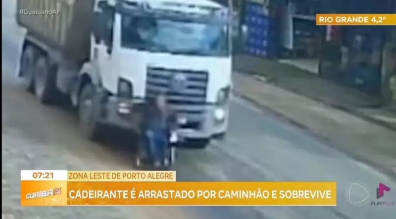 Idoso em cadeira de rodas é arrastado por caminhão em Guaíba: veja o vídeo chocante