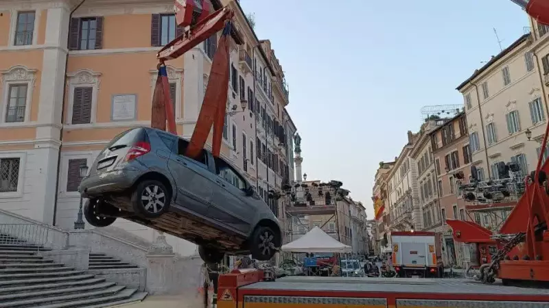 Idoso ousado tenta descer famosa escadaria de Roma de carro e acaba resgatado