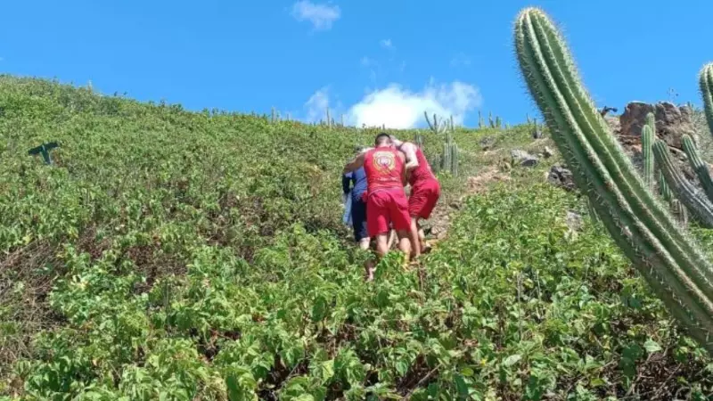 Idoso sofre queda em trilha de Jericoacoara e é resgatado pelos Bombeiros