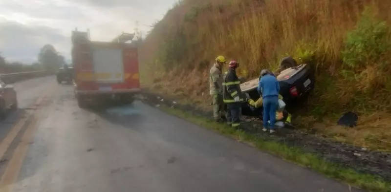 Idosos ficam feridos após carro capotar na BR-267 em Chácara: veja detalhes