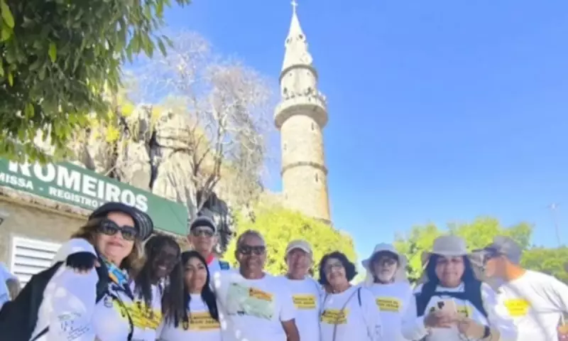 Idosos peregrinos iniciam jornada espiritual em caminhada até santuário na Bahia