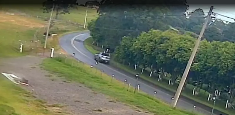 Imagens revelam momento em que suspeito deixa chácara onde corpos de casal de empresários foram encontrados em São Pedro
