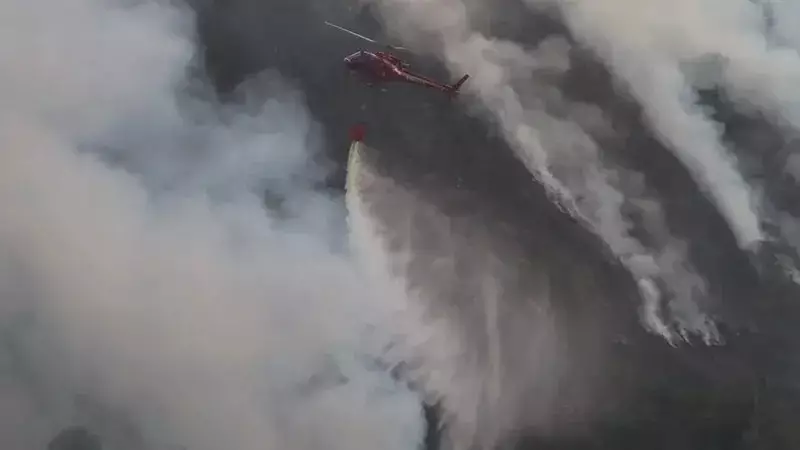 Incêndio atinge a Pedra do Elefante em Maricá: Bombeiros agem com apoio aéreo
