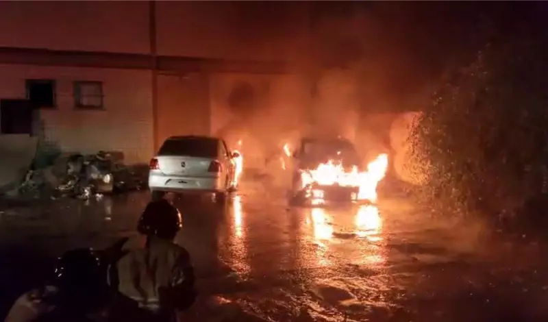 Incêndio atinge carros apreendidos em pátio próximo à delegacia de Paraty