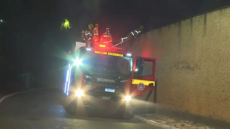 Incêndio atinge pátio de veículos apreendidos em Sabará, na Grande BH