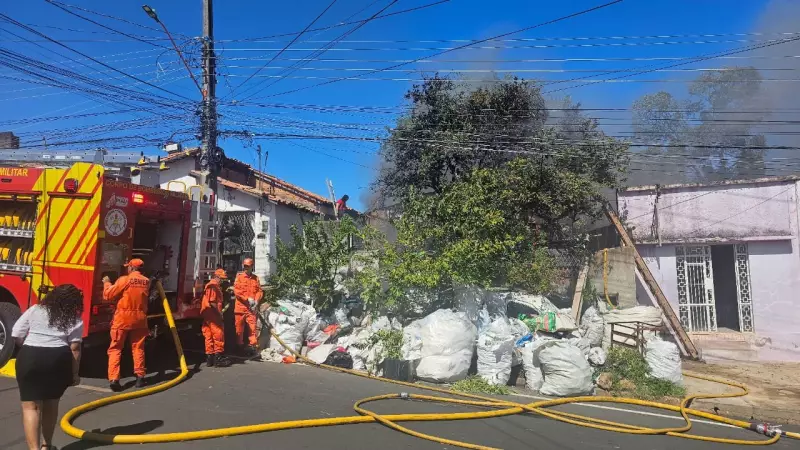 Incêndio atinge residência no bairro Monte Castelo, em Teresina; veja vídeo