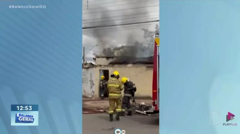 Incêndio de grandes proporções atinge barracões em Campinas, Goiás