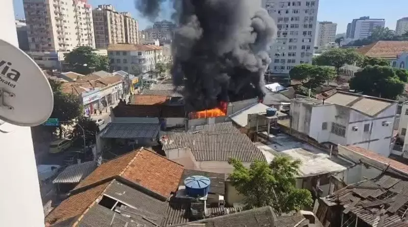 Incêndio de grandes proporções atinge o bairro do Meier, no Rio de Janeiro