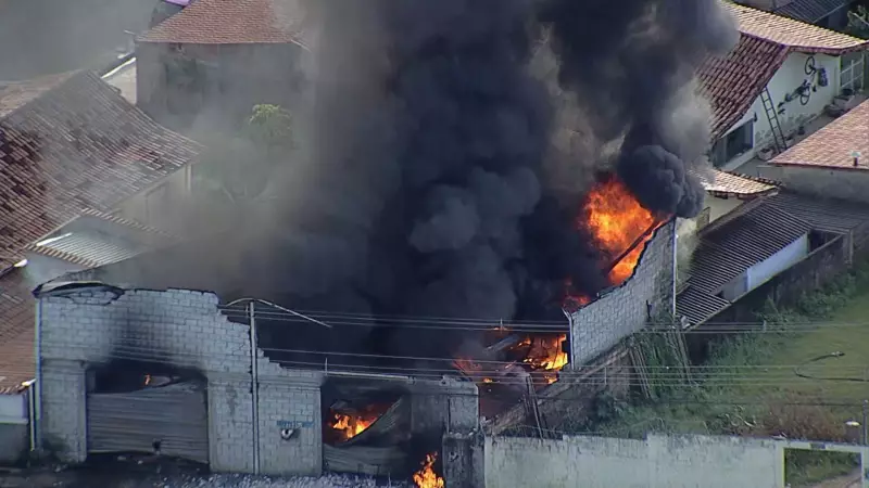 Incêndio de grandes proporções destrói borracharia em Ibirité, na Grande BH