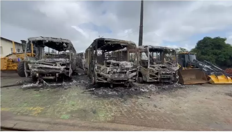 Incêndio de grandes proporções destrói frota de ônibus escolares em Bom Conselho (PE)