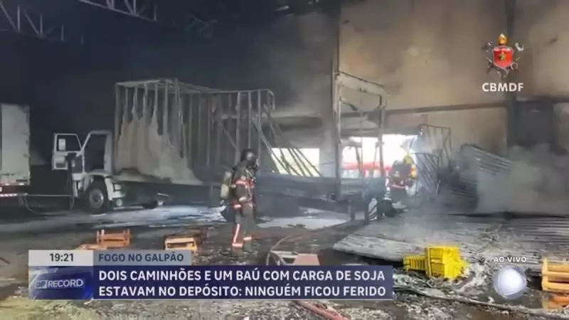 Incêndio de grandes proporções destrói galpão em Brazlândia (DF) — Veja imagens